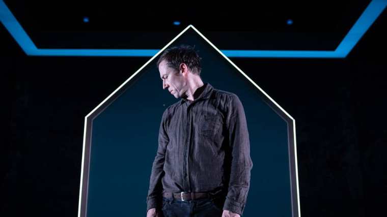 The-Hunt-at-the-Almeida.-Tobias-Menzies-(Lucas).-Credit-Marc-Brenner-(4)